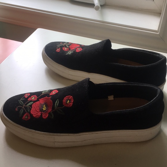 Embroidered shoes - Picture 3 of 5
